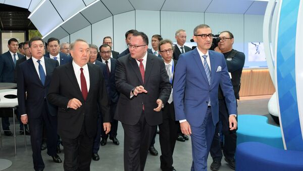 Президент Казахстана Нурсултан Назарбаев посетил презентационную площадку компании Nokia - Sputnik Казахстан