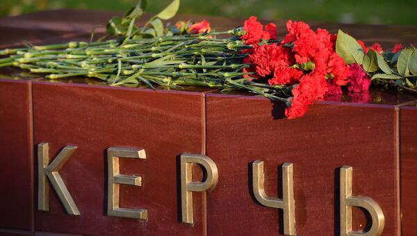 Цветы в память о погибших при нападении на колледж в Керчи - Sputnik Казахстан