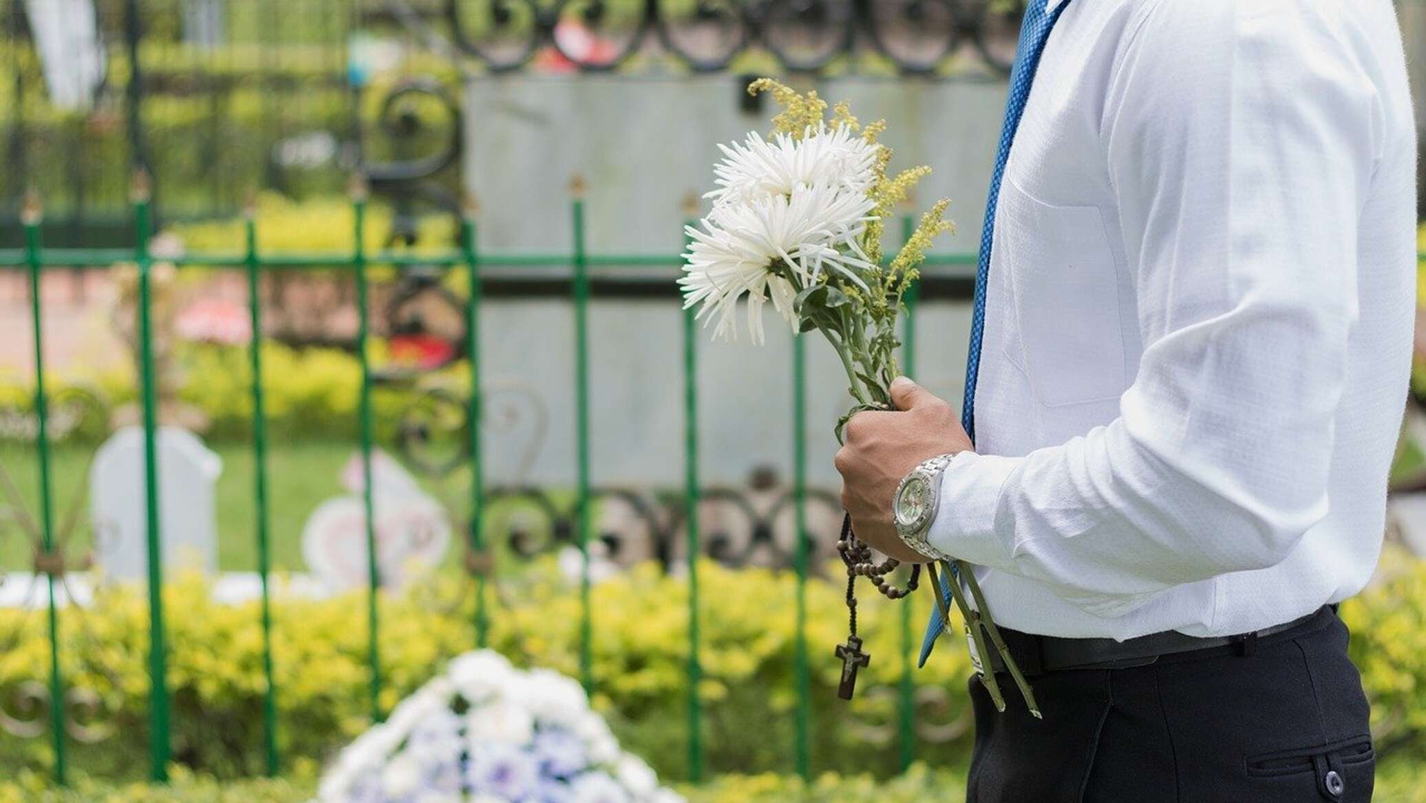 Покойный муж дает деньги. Прощание с любимой. Цветы на похоронную фотографию. Радоница в Белоруссии.