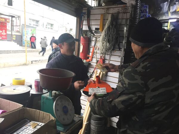 Бақытжан Сүлейменов тауар сатып жатыр - Sputnik Қазақстан