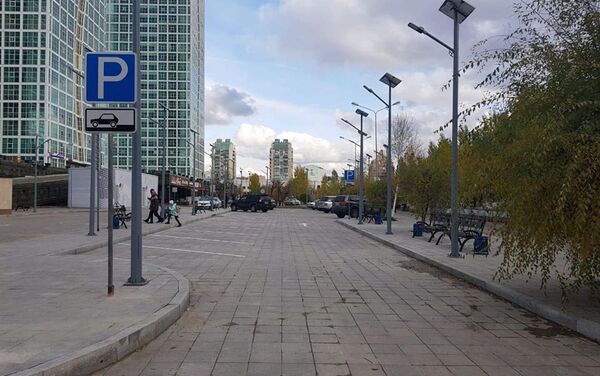 Новая бесплатная парковка появилась вдоль набережной реки Есиль - Sputnik Казахстан