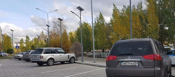 Новая бесплатная парковка появилась вдоль набережной реки Есиль - Sputnik Казахстан