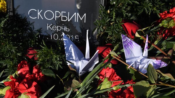 Церемония прощания с жертвами убийства в Керчи - видео - Sputnik Казахстан