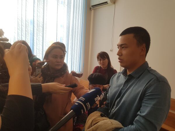 Ақтөбедегі лифтіде жаншылып өлген тележүргізушінің күйеуі Ақтөбедегі лифтіде жаншылып өлген тележүргізушінің күйеуі - Sputnik Қазақстан