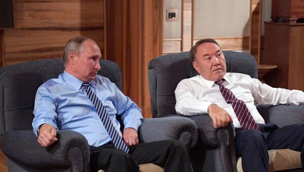 Нурсултан Назарбаев и Владимир Путин посмотрели фильм 28 панфиловцев - Sputnik Казахстан