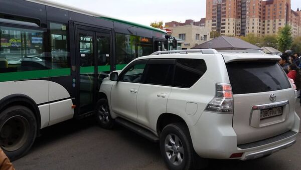 Внедорожник столкнулся с пассажирским автобусом в Астане. Фото очевидца - Sputnik Казахстан