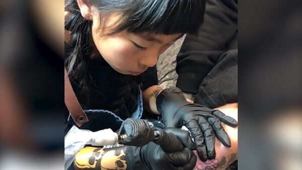 Девятилетняя девочка рисует татуировки - Sputnik Казахстан