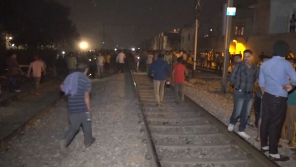 Поезд врезался в толпу людей в Индии - Sputnik Казахстан