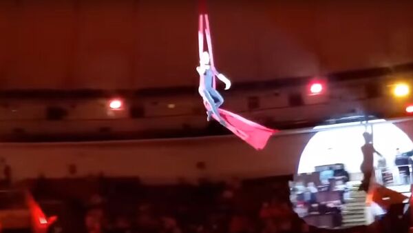Воздушная гимнастка сорвалась с высоты - Sputnik Казахстан