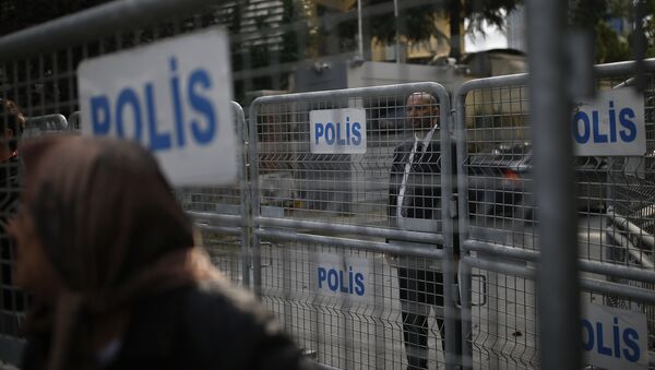 Служба охраны возле консульства Саудовской Аравии в Турции - Sputnik Казахстан