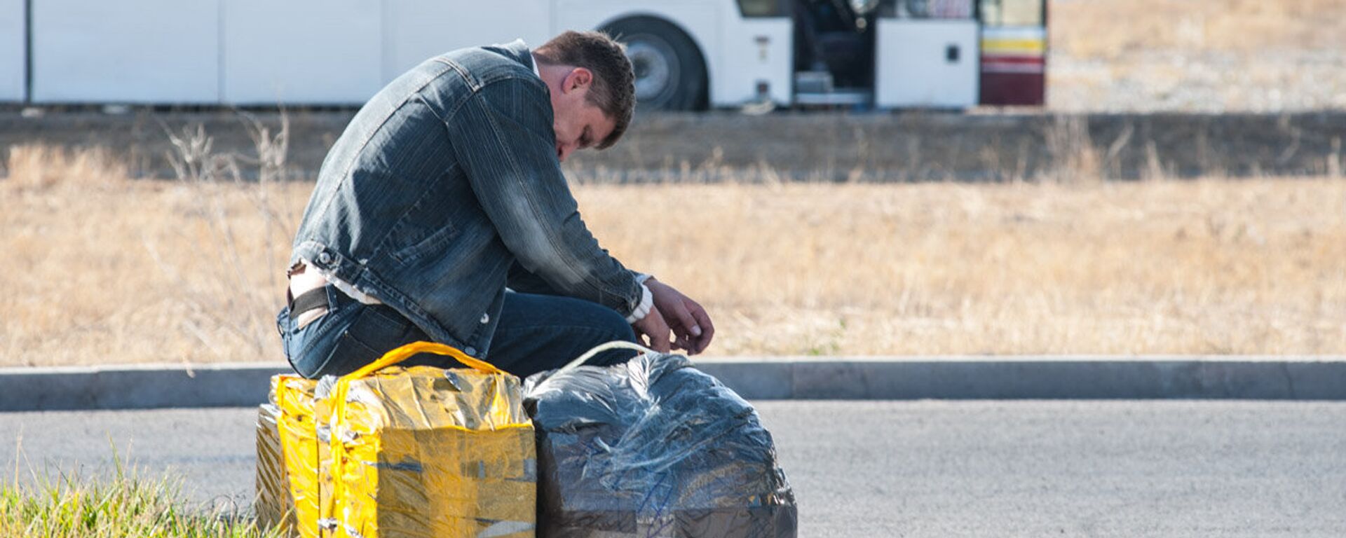 Мужчина при переходе погранпункта - Sputnik Казахстан, 1920, 08.04.2021