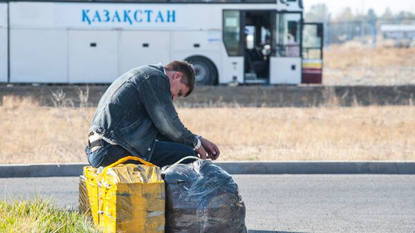 Мужчина с багажом у междугороднего автобуса - Sputnik Казахстан
