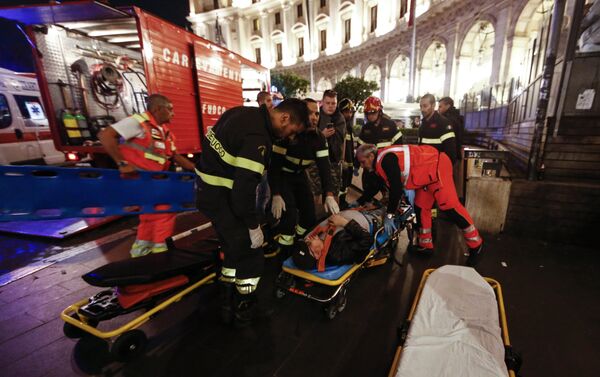 Спасатели оказывают помощь пострадавшим на станции метро Repubblica в Риме - Sputnik Казахстан