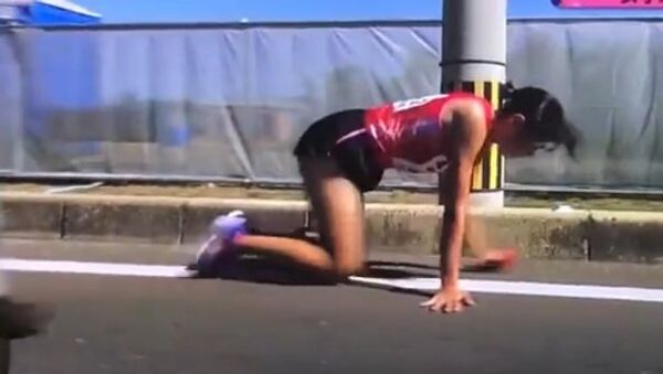 Японская спортсменка проползла на коленях до финиша на марафоне - Sputnik Казахстан