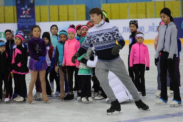 Как Алексей Ягудин учил алматинских детей кататься - Sputnik Казахстан