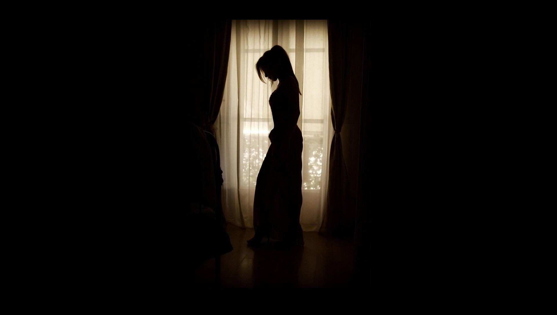 Силуэт девушки на фоне окна, иллюстративное фото - Sputnik Қазақстан, 1920, 04.05.2021
