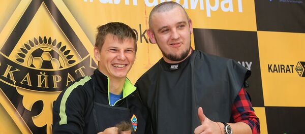 Аршавин бәсте ұтылған Воликовтың шашын алып жатқан сәті - Sputnik Қазақстан