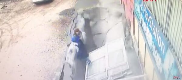 Женщины провалились под асфальт - Sputnik Казахстан