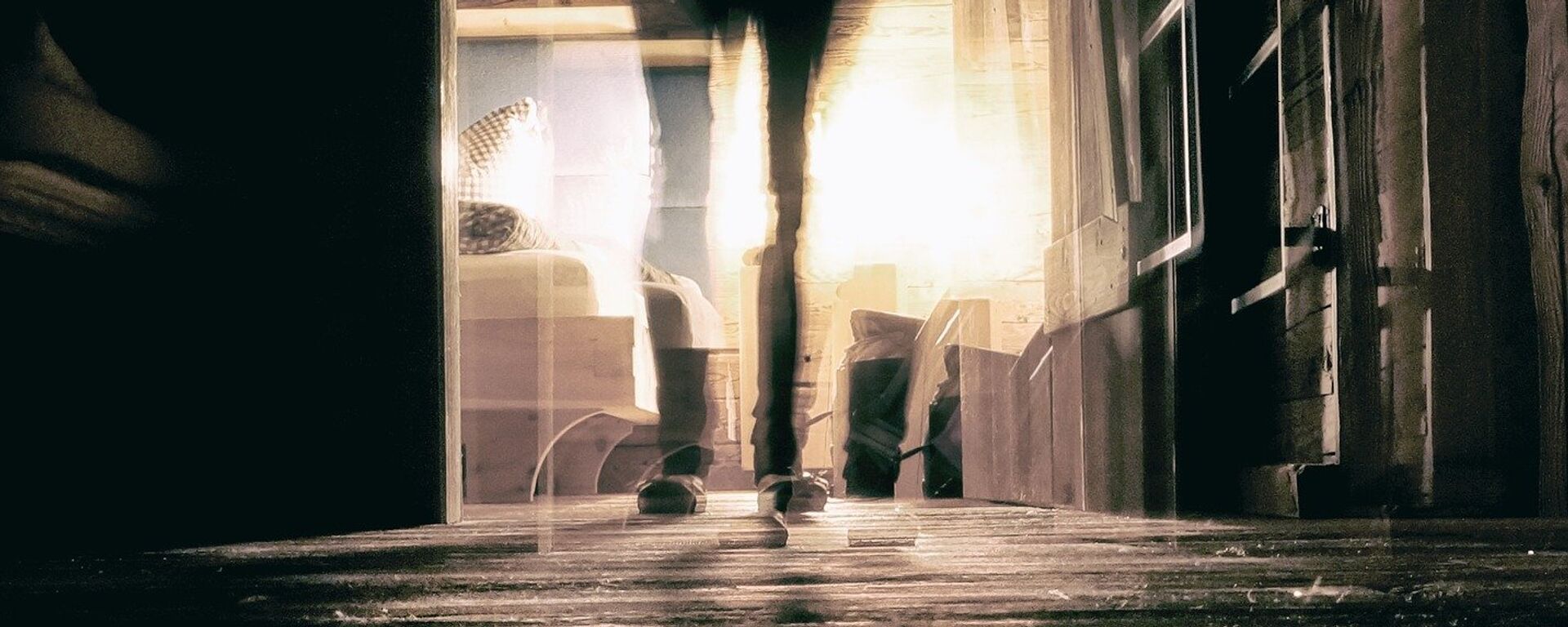 Размытый силуэт девушке в дверном проеме, иллюстративное фото - Sputnik Қазақстан, 1920, 19.11.2020