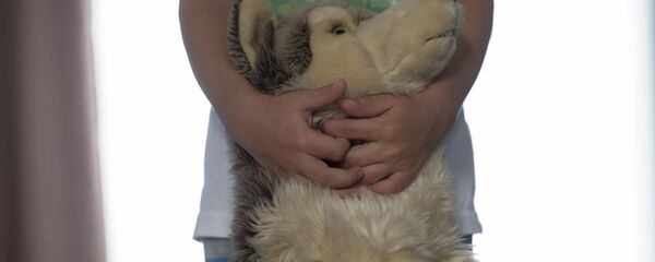 Ребенок с игрушкой, архивное фото Ребенок с игрушкой, архивное фото - Sputnik Қазақстан