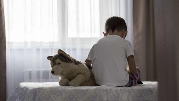  Ребенок с игрушкой, архивное фото - Sputnik Казахстан