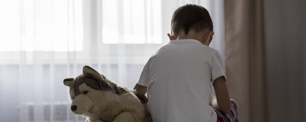 Ребенок с игрушкой, архивное фото - Sputnik Казахстан