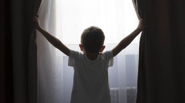  Ребенок у окна, архивное фото - Sputnik Қазақстан