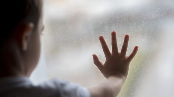 Ребенок у окна, архивное фото - Sputnik Қазақстан