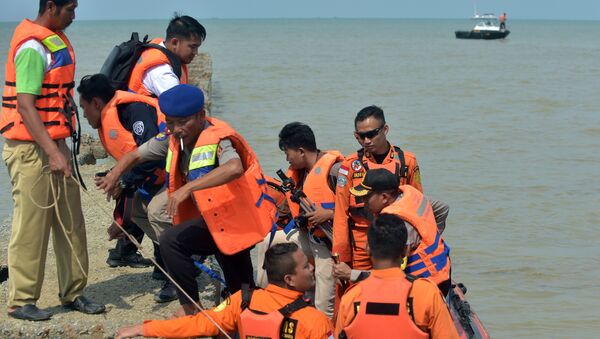 Спасатели недалеко от места крушения самолета LT Air Jet JT610 в Индонезии - Sputnik Казахстан