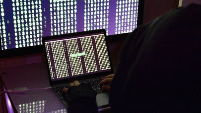 Строчки с цифрами на экранах компьютера и ноутбука
