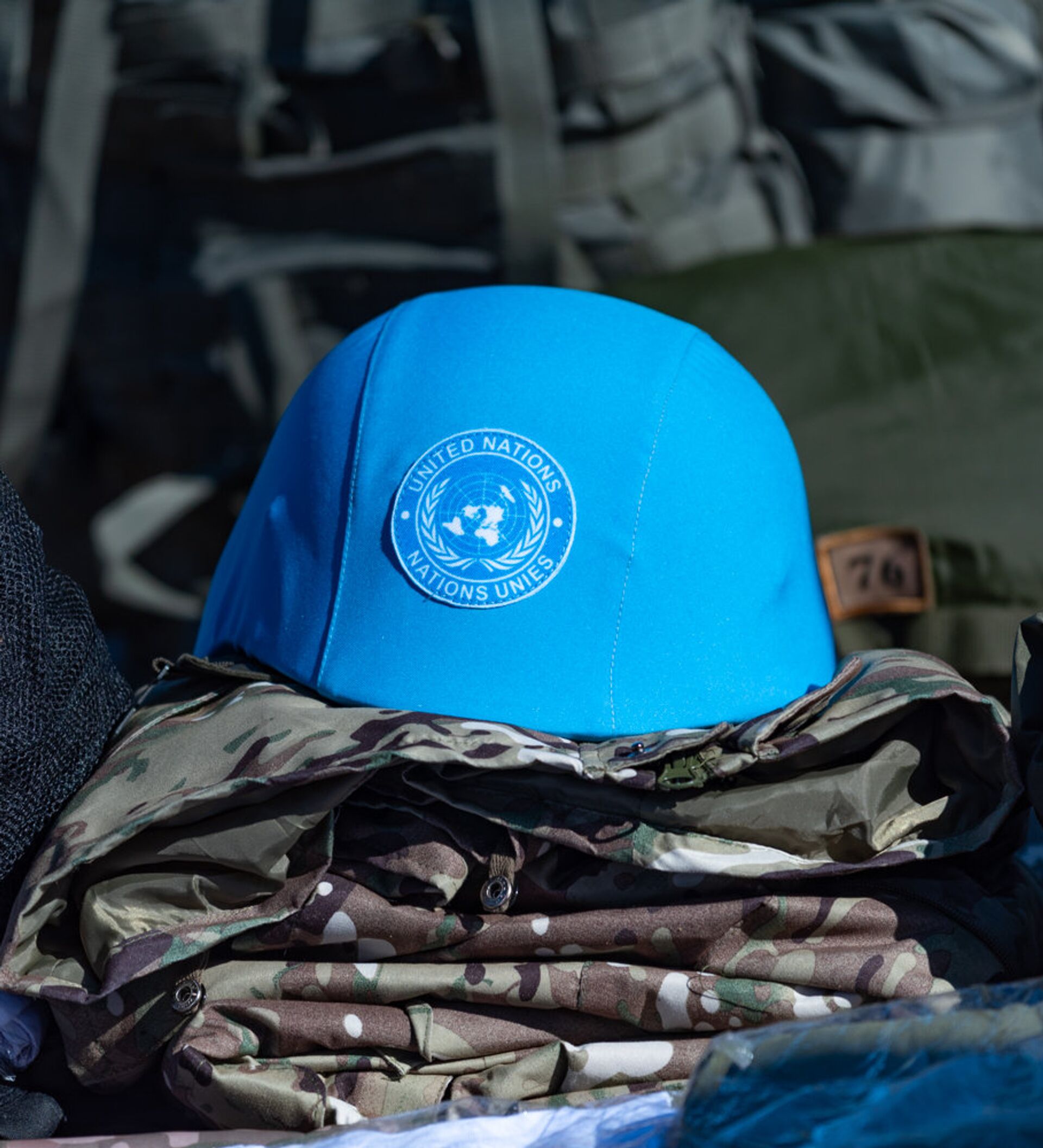 Первая миротворческая операция. Синие каски ООН. Каска Миротворца. Миротворческие операции. Казахские миротворцы ООН.