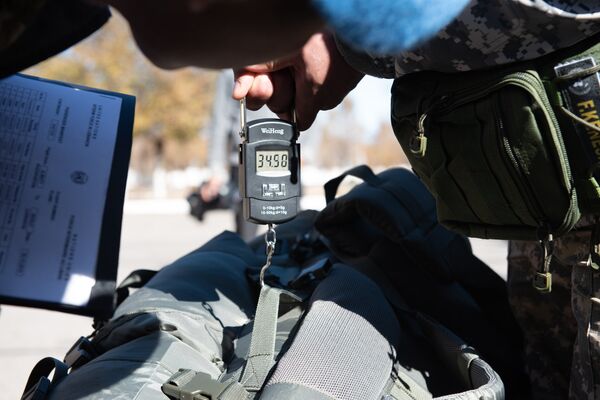 Каждый рюкзак взвешивается - Sputnik Казахстан