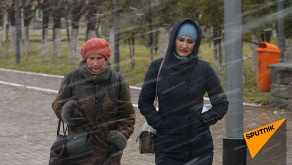 Астана в ярости: противостояние жителей и ветра попало на видео - Sputnik Казахстан