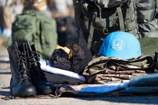 Каски, которые миротворцы берут с собой, казахстанского производства - Sputnik Казахстан