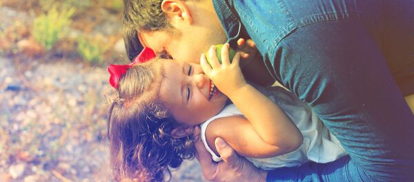 Қызы әкесінің мүшесін жақсы көреді