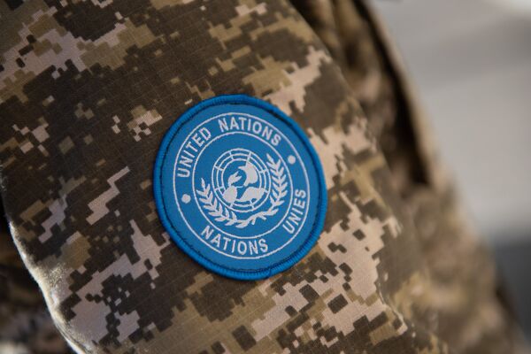 Шевроны голубого цвета с символикой ООН - Sputnik Казахстан