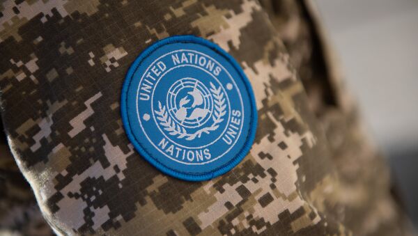 Шевроны голубого цвета с символикой ООН - Sputnik Казахстан