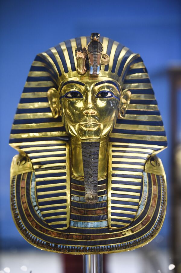 Золотая маска короля Тутанхамона показана на выставке в Египетском музее на площади Тахрир в Каире 5 августа 2018 года - Sputnik Казахстан