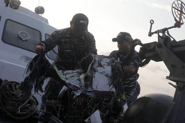 Спасатели на месте крушения пассажирского самолёта Boeing 737 авиакомпании Lion Air у западного побережья острова Ява - Sputnik Казахстан