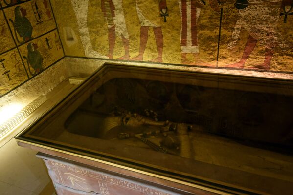 На снимке показан золотой саркофаг короля Тутанхамона в его погребальной камере в Долине королей, недалеко от Луксора - Sputnik Казахстан