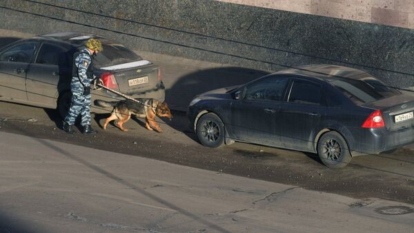 Сотрудник полиции с собакой у здания управления ФСБ по Архангельской области, где произошел взрыв - Sputnik Казахстан