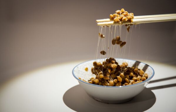 Натто - традиционная японская еда из сброженных соевых бобов - Sputnik Казахстан
