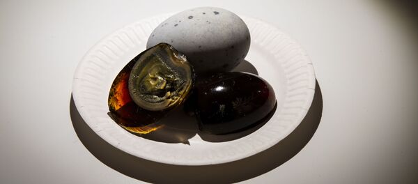 Популярная закуска китайской кухни Столетнее яйцо Популярная закуска китайской кухни Столетнее яйцо - Sputnik Казахстан