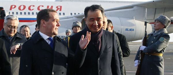 Председатель правительства РФ Дмитрий Медведев и премьер-министр Казахстана Бакытжан Сагинтаев (справа) во время встречи в аэропорту Астаны - Sputnik Казахстан