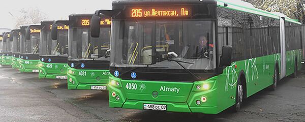 В Алматы на линию BRT вышли новые автобусы-гармошки - Sputnik Казахстан