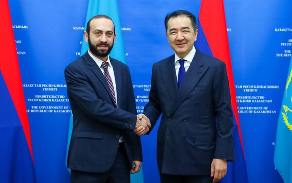 Первый вице-премьер Армении Арарат Мирзоян и премьер-министр Казахстана Бакытжан Сагинтаев - Sputnik Казахстан