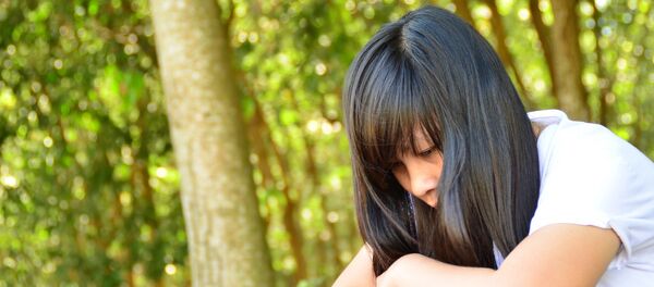 Әйел жерге қарап отыр - Sputnik Қазақстан