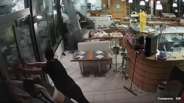 Огромная волна разбила окна в ресторане Италии - Sputnik Казахстан