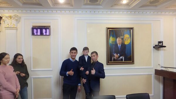 Жомарт Мардушев и Темирлан Шарипбаев со спасенным мальчиком Жомарт Мардушев и Темирлан Шарипбаев со спасенным мальчиком - Sputnik Казахстан