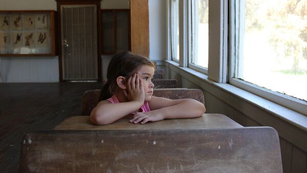 Девочка смотрит в окно - Sputnik Казахстан